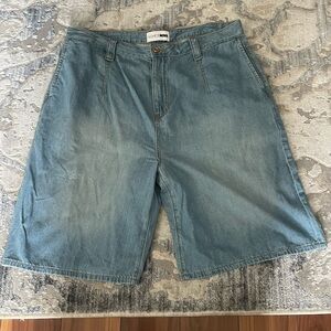 STASSI PLEATED DEMIN TROUSER JORTS- LIGHT WASH size 15 ( never worn )